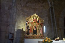 L’interno della Abbazia di Abbadia a Isola con il polittico di Sano di Pietro (8207 bytes)